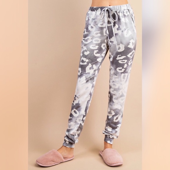 Grey Space Dyed Leopard Fleece Top Pants Set - Picture 7 of 11